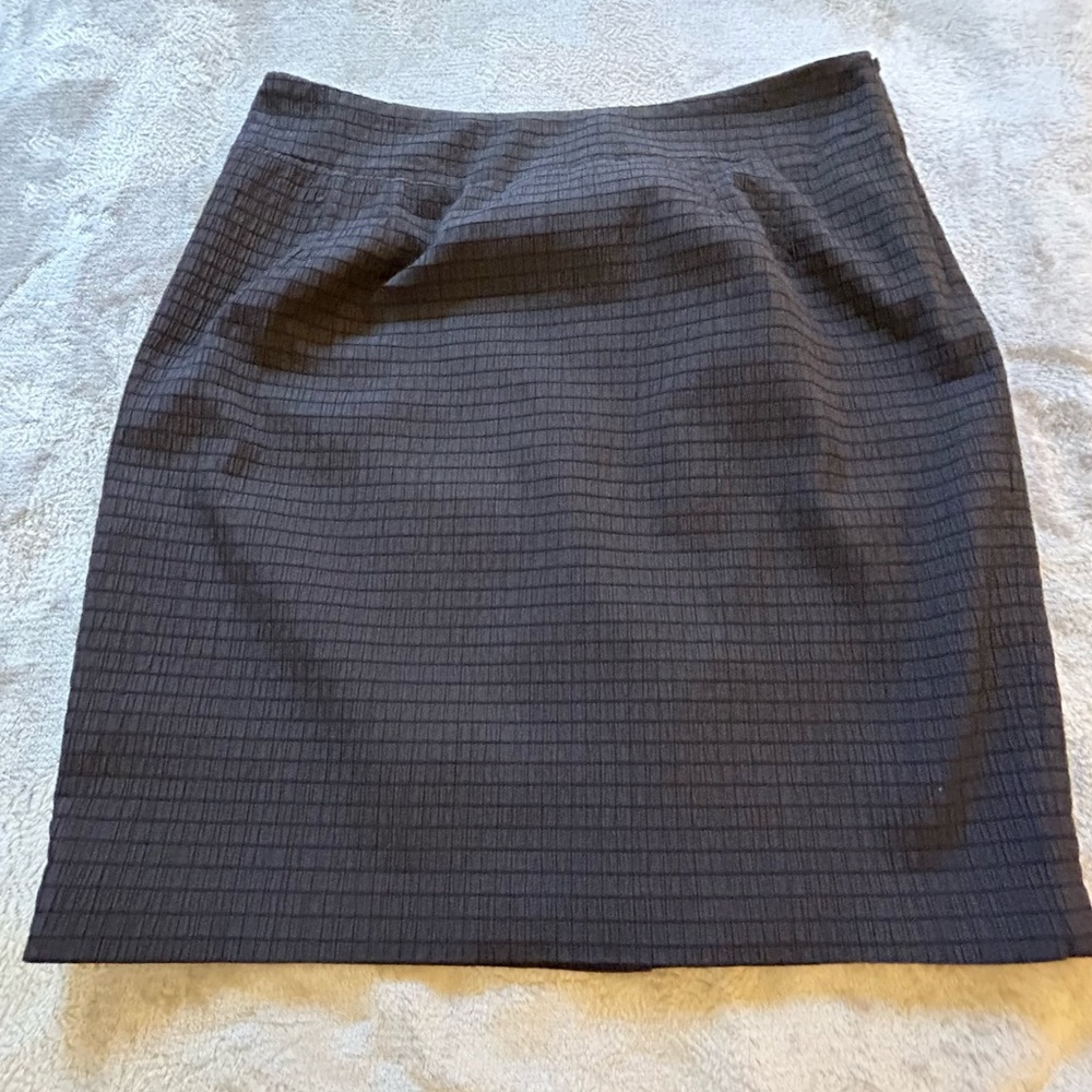 Anne Klein petite black gray striped skirt (zipper tab missing) Size 10